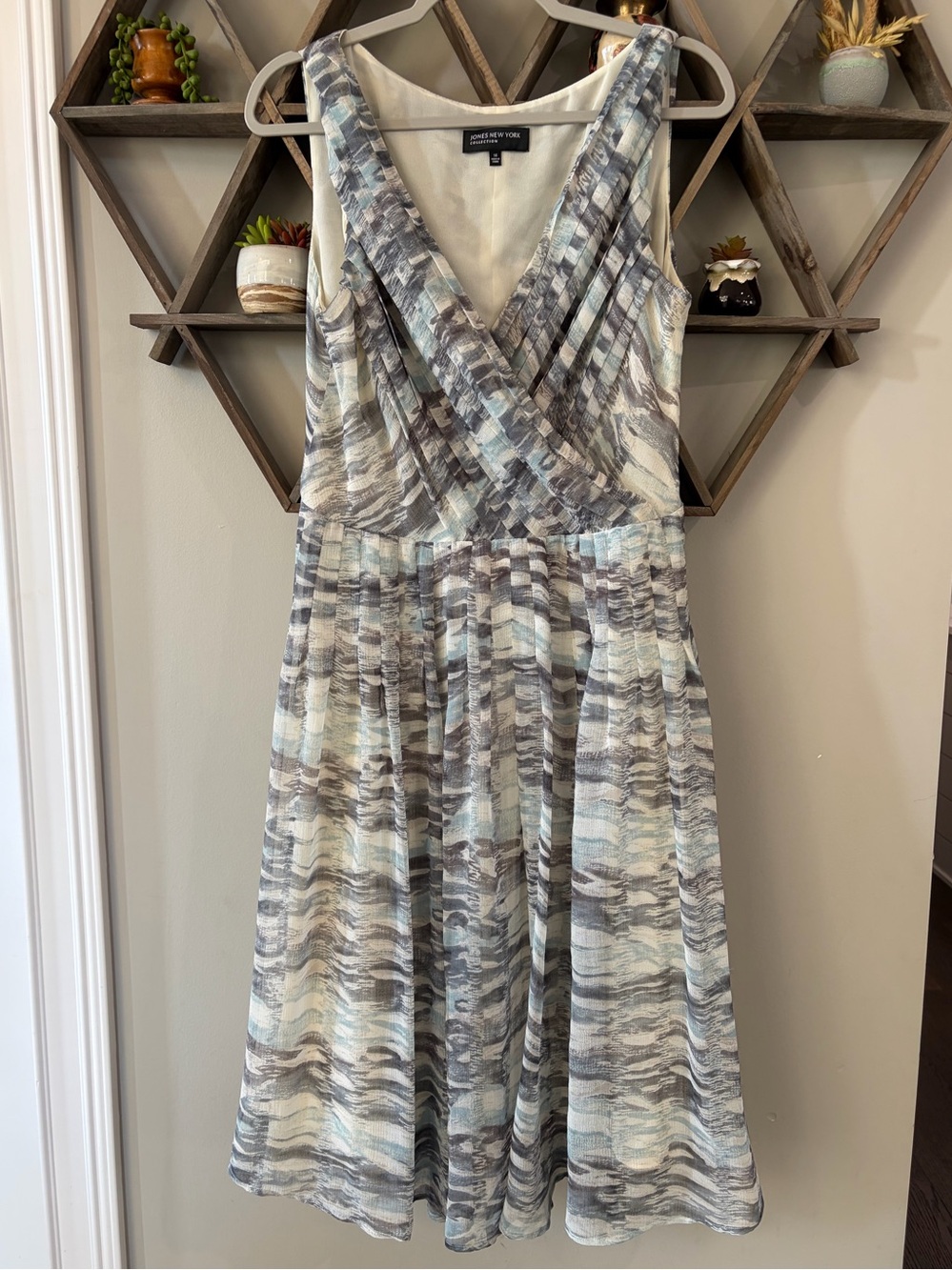 Jones New York sleeveless wrap dress. Size 14.